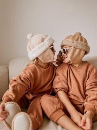 Heslo chladných dní: UŠI V TEPLE! A s týmito mäkkulinkými teplými čiapkami aj 100% budú. Nie len, že kjut vyzerajú ale aj...