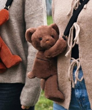 🎅🎁🎄24 dní do Vianoc🎄🎁🎅 Toto sme jednoducho nemohli nechať len tak bez povšimnutia🙈 Vraj sú tieto mackové kabelky veľmi IN...